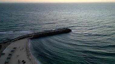 Altın Sahil, Avustralya kalitesi 4k, Avustralya Altın Sahili - Altın Sahilin gece aydınlatmalı havadan manzarası