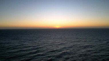 Altın Sahil, Avustralya kalitesi 4k, Avustralya Altın Sahili - Altın Sahilin gece aydınlatmalı havadan manzarası