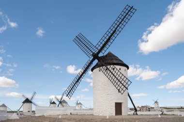 Campo de Criptana 'daki tarihi yel değirmenleri, Castilla-La Mancha, İspanya. Don Kişot 'a bağlı bu ikonik yapılar, İspanyol mirasının ve kırsal alanların bir sembolüdür.. 