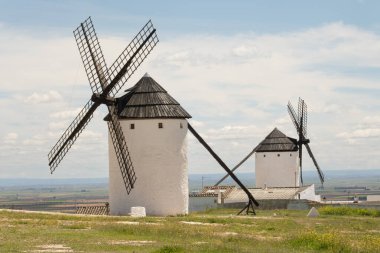 Campo de Criptana, İspanya kırsalında ıssız bir yel değirmeni. Geleneksel tarımın ve Don Kişot 'un edebi mirasının sembolü. Etrafı Castilla-La Mancha ovalarıyla çevrili..