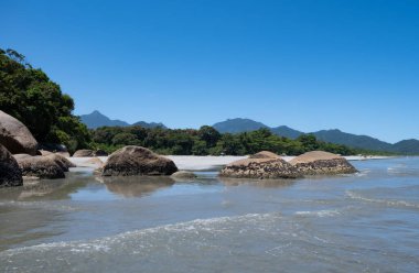 Ubatuba, Brezilya 'da plaj sahnesi.