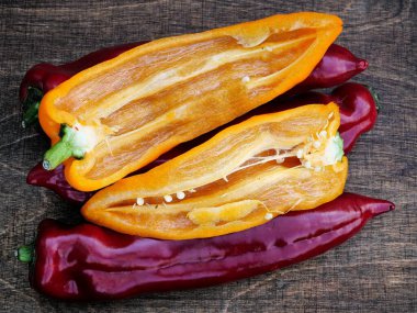  Kırmızı ve sarı dolma biberler dilimlenmiş. Kırmızı ve sarı dolmalık biberlerin fotoğrafları dilimlenmiş, salata, süsleme veya pizza malzemesi için mükemmel. Taze, kaliteli ve sağlıklı, süpermarketlerde satılıyor..