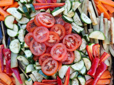 Pişirmeden önce sebze tabağı. Renkli, baharatlı sebzeler, domates, kabak, patlıcan, havuç ve dolma biber. Fırın tepsisinde sağlıklı, lezzetli bir tarafı ızgara ya da akşam yemeği için..