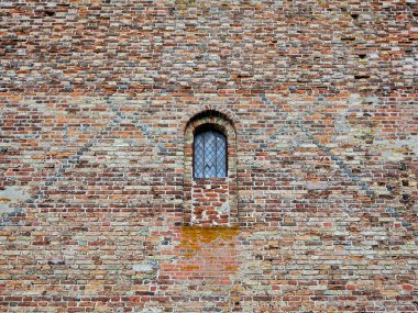 Kilise cephesi - tuğlalarla örülmüş pencere ayrıntıları. Kilise cephesi, binanın mimari güzelliğini ve kültürel mirasını gözler önüne sererek tarihi pencere yapılarını yakalıyor..