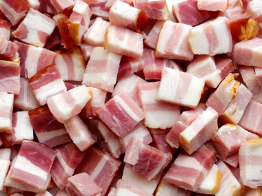Doğranmış pastırma. Gulaş için doğranmış beyaz ve kırmızı domuz pastırması küpleri. Ayrıntılı resim yemek pişirmek için bir davettir ve yemek kitapları veya yemek blogları için idealdir.
