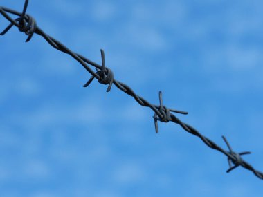 Düğüm başına dört noktadan Galvanize dikenli tel, özellikle yüksek voltaj gibi tehlikeli bölgelerde izinsiz erişimi engelliyor..