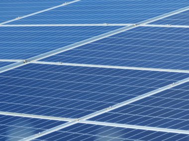 Güneş enerjisinden çevre dostu elektrik üretimi için kullanılan sanayi bölgesinde güneş panelleriyle kaplı büyük bir alan..