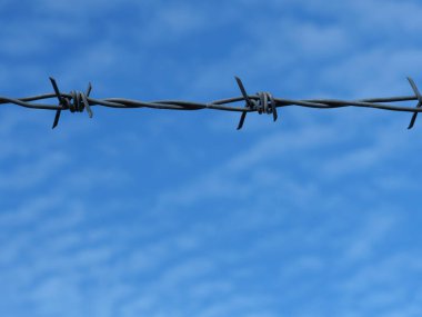 Düğüm başına dört noktadan Galvanize dikenli tel, özellikle yüksek voltaj gibi tehlikeli bölgelerde izinsiz erişimi engelliyor..