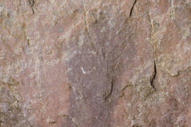 Ruegen adasının Baltık Denizi kıyısında düzensiz bir granit buzulun yüzeyi ve dokusu.