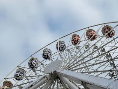 Dönme dolap. Advent sırasında dönme dolap dayatmak. Etkileyici teknik tasarım ve simetri onu çarpıcı bir fotoğraf konusu yapıyor..