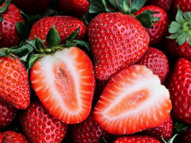 Çilek. Sulu, canlı çilekler! Vitamin, antioksidan ve aromayla dolu. Tatlı, abur cubur ve yaz tatili için mükemmel..