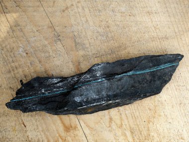 Bakır cevheri cetvel. Mansfeld bölgesinden nadir bulunan bakır şist örnekleri ile Bornite cevher hükümdarı bölgesel jeoloji ve madencilik hakkında bilgi sağlıyor..