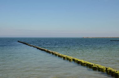 Ahşap oyuklar kıyı için koruyucu yapılardır. Dalgaları kırıp kara erozyonuna karşı koruyorlar. Bu tesisler Rgen adasının etrafında mevcuttur..