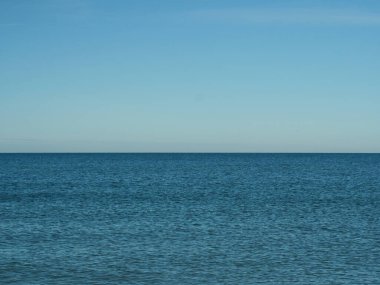 Mavi Baltık Denizi. Sadece sakin mavi su ufka kadar uzanıyor ve rahatlatıcı bir atmosfer yaratıyor.