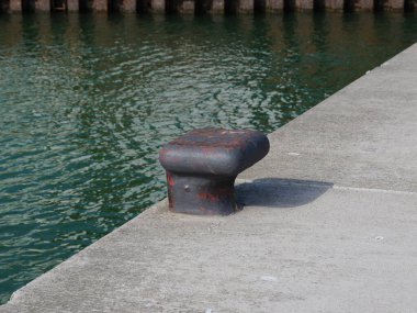 Gemi iskelesi, sağlam. Paslı demir kalınlar deniz tarihinin etkileyici tanıklarıdır..