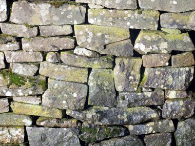 Bir Weir için istinat duvarı olarak doğal taş ustası. Dokular, yapılar ve kırsal, doğal elementlerle tasarlanmış tasarımlar için mükemmel..