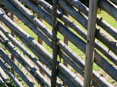 Ahşap çit hayvan muhafazası. Bir hayvan muhafazası için geleneksel İskandinav ahşap çitleri eğimli levhalar ve farklı ahşap tiplerden yapılmış çift direkler içerir..