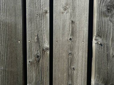 Ahşap duvar, yüzeyi çok sıkıştırılmış ve kereste fabrikasındaki ısı tarafından su geçirmez olan ahşabı gösteriyor. Arkaplan, tasarım ve metin alanları kadar uygun.