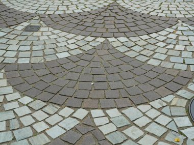 Helsingborg 'un şehir merkezinde küçük granit kaldırım taşları olan iki tonluk hayran şekilli döşeme deseni, yaratıcı kullanım için ideal bir arka plan ya da doku..