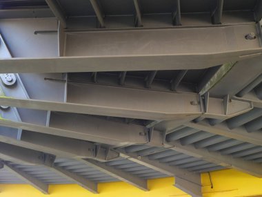 Eski feribot terminali, çelik kiriş. Gizli devler. Sassnitz 'de terk edilmiş bir feribot terminalinin altında çelik ve pas dolu bir dünya ortaya çıktı. Geçmiş endüstriyel zamanlara büyüleyici bir bakış..