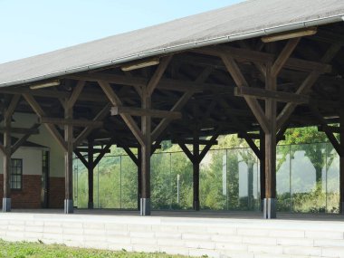 Tren istasyonu, terk edilmiş, Sassnitz Limanı 'nda bekleme odası. Sassnitz 'deki eski liman istasyonunun açık bekleme salonu tarihi bir tanıktır. Devasa ahşap destekler istasyona istikrar sağlıyor.