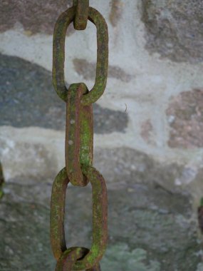 Putbus 'taki anıta demir zincirler takmış. Putbus Anıtı 'ndaki dövülmüş demir zincirler savaş zincirlerini ve anıların sonsuzluğunu temsil ediyor..