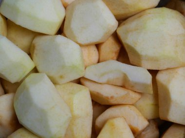 Elma parçaları soyuldu. Elma parçalarıyla dolu bir kase, lezzetli sonbahar yemekleri yapmaya hazır..