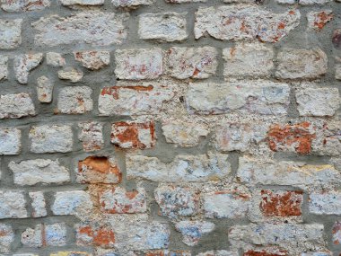 Duvar, duvar tuğlası, tarihi, beyaz. Eski bir ortaçağ evi duvarı açıkta ve yenilendi. Duvarcılık tarihi işçiliği ortaya çıkaran etkileyici bir yapı sergiliyor. Metin ve tasarım için boşluk