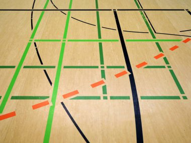 Spor salonu zemin işareti. Spor salonu zemininde çeşitli sporlar için işaretler var. Okul ve kulüp eğitimi için mükemmel. Kapalı alandaki spor aktiviteleri için çok yönlü kullanım. Metin ve tasarım için boşluk