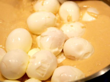 Hardal yumurtaları. Hardal soslu haşlanmış yumurta klasik, doyurucu bir yemektir. Fotoğraf arka plan ve fotoğraf tasarımı için kullanılabilir.. 