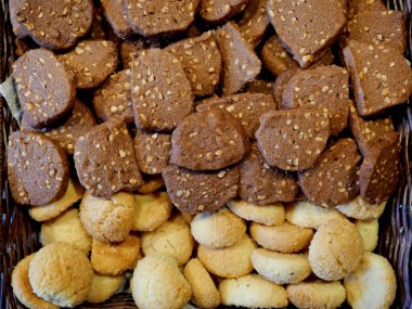 Kutlamalar için kakaolu ve vanilyalı kurabiyeler herkes arasında popülerdir. Metin ve tasarım için boşluk.