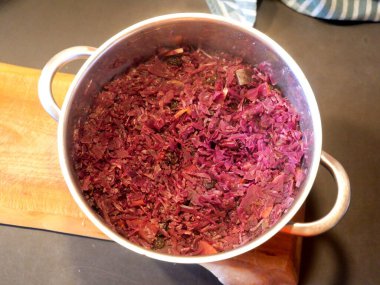 Pişmiş kırmızı lahana, rosto ve şenlikli yemekler için popüler bir yan. Kış tasarımları, mutfak görüntüleri ve tatil temalı kavramlar için mükemmel. Metin ve tasarım için boşluk.