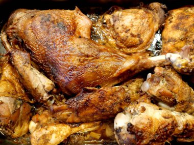 Kızartma makinesinde kızartılmış hindi. Şenlikli ve geleneksel, Noel tasarımları, mutfak görselleri ya da tatil temalı kavramlar için mükemmel. Metin ve tasarım için boşluk. 