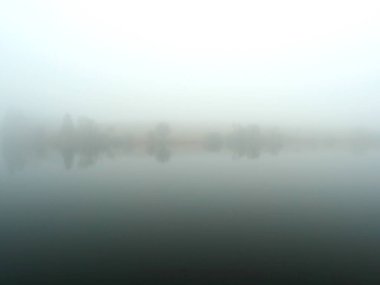Harz 'da gizemli bir maden göleti. Kış aylarında sis, yansımalar ve ufuklar esrarengiz bir atmosfer yaratır. Çeşitli temalar için mükemmeldir. Metin ve tasarım için boşluk.