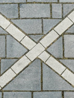 Yol yüzeyinde beyaz park yeri işaretleri var. Beyaz taşlar asfalt yüzeyin içine yerleştirilir ve böylece görüş mesafesi şekillenir. Metin için boşluk.