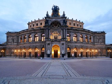 Dresden 'deki Semperoper bir opera binası. İkinci Dünya Savaşı 'nda yok edildikten sonra yeniden inşa edildi. Metinler ve tasarımlar için boşluk.