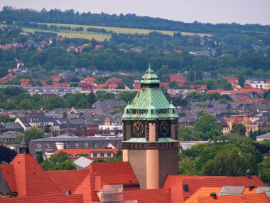 TU Dresden binası, Georg Schumann. Dresden şehrinin ön planında TU Dresden, Georg Schumann Binası yer almaktadır. Tarihi şehir manzarasında eğitim ve araştırmayı sembolize ediyor. Metinler ve tasarımlar için boşluk.