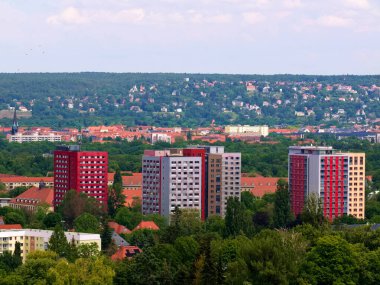 Yeni öğrenci yurtları Dresden. Dresden 'in yeni öğrenci yatakhanelerinin ön planda belirgin bir şekilde yer alarak şehrin siluetine eklendiği bir şehir manzarası. Metinler ve tasarımlar için boşluk.