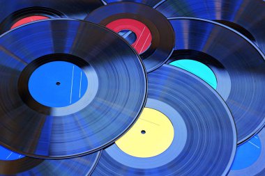 Vinil plaklar müzik tarihinde önemli bir rol oynamıştır. Bir çeşit analog ses taşıyıcıları.