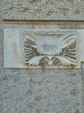 Hayvan kafası, süs, Art Nouveau binasının ön cephesi olarak, Wilhelminian döneminden masonik motiflerle.
