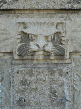 Hayvan kafası, süs, Art Nouveau binasının ön cephesi olarak, Wilhelminian döneminden masonik motiflerle.