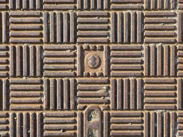 Rögar kapağı deseni demiri kanalizasyon, yağmur suyu, gaz, içme suyu ve telefon hatları için kaplamıştır. Farklı doku ve kalıplara sahipler. Arkaplan, tasarım ve metin alanları kadar uygun.