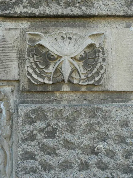 Hayvan kafası, süs, Art Nouveau binasının ön cephesi olarak, Wilhelminian döneminden masonik motiflerle.