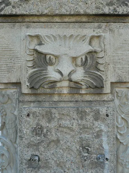 Hayvan kafası, süs, Art Nouveau binasının ön cephesi olarak, Wilhelminian döneminden masonik motiflerle.