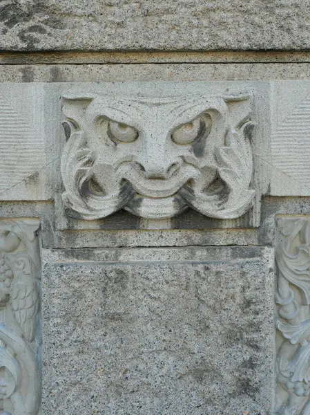 Hayvan kafası, süs, Art Nouveau binasının ön cephesi olarak, Wilhelminian döneminden masonik motiflerle.