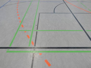 Spor salonu zemininde çeşitli sporlar için işaretler var. Okul ve kulüp eğitimi için mükemmel. Kapalı alandaki spor faaliyetleri için çok yönlü kullanım.