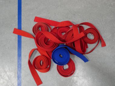 Kırmızı ve mavi karate kemerleri, her karate yarışması ve maç yapısının önemli bir parçası olan turnuvalarda adil puan almak için dövüşçüleri gösteriyor..