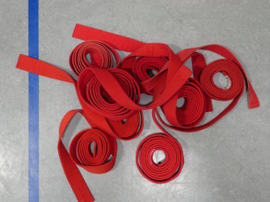 Kırmızı karate kemerleri, turnuvalarda adil puan almak için dövüşçüleri gösteriyor. Bu, her karate yarışmasının ve maç yapısının temel bir parçasıdır..