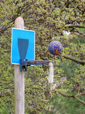 Plaj basketbol sahnesi. Bir top potaya doğru uçar. Resim serisi. Metin ve tasarımlar için boşluk