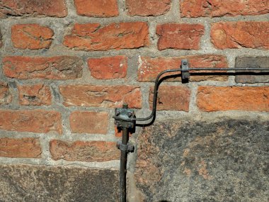 St. Marys Kilisesi Stralsund 'un tuğla duvarındaki zemin kablosu. Metinler ve tasarımlar için boşluk.